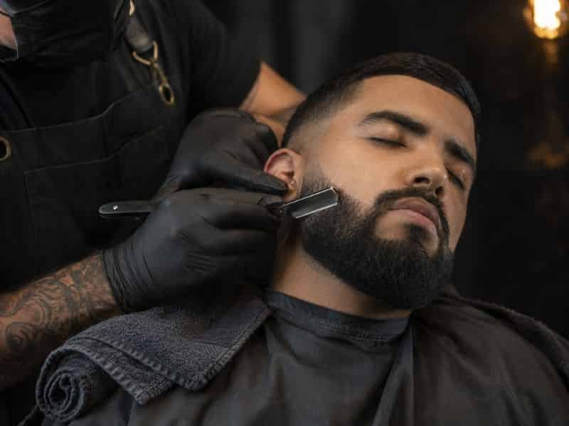 Arreglo de barba con navaja y toalla caliente en El Marqués
