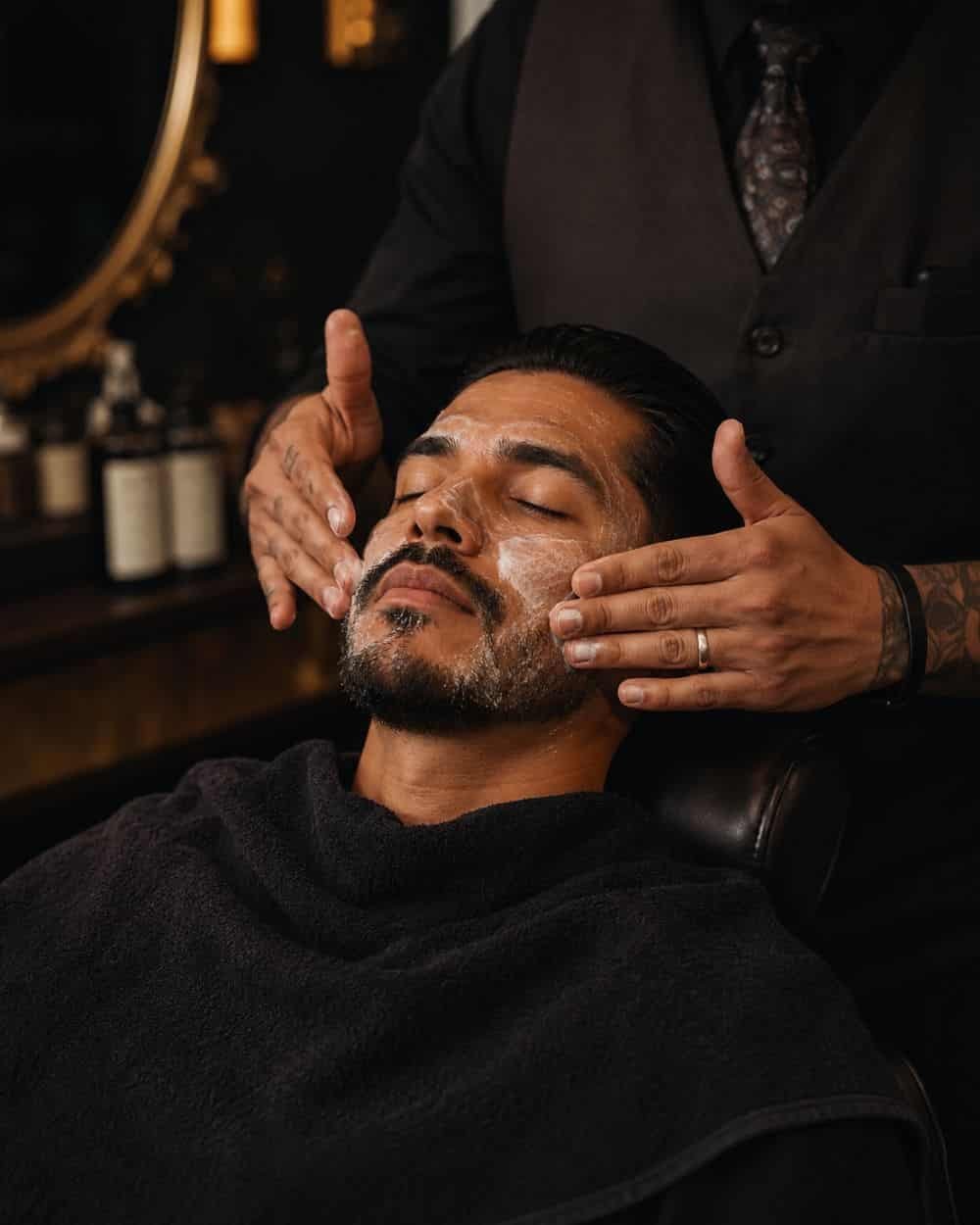 Hombre recibiendo un facial de limpieza profunda en Barbería en El Marqués