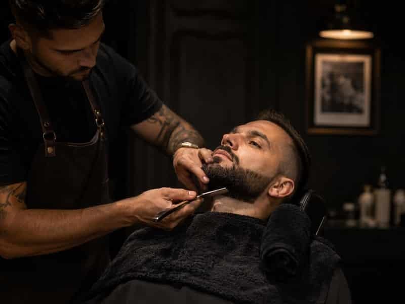 Arreglo de barba con navaja y perfilado en El Marqués